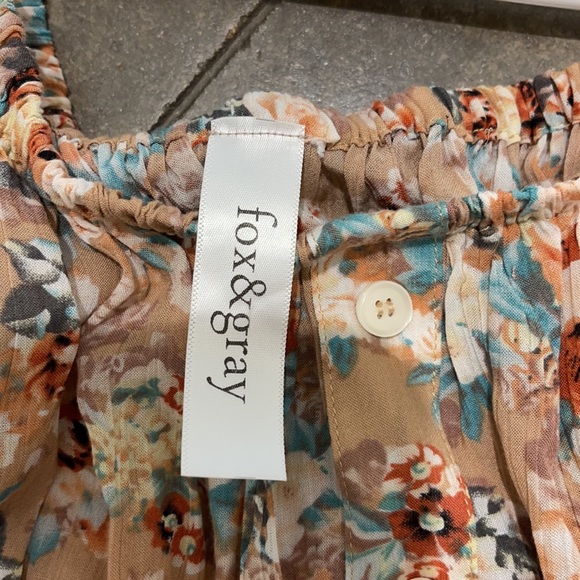 Like new fox and gray top - Picture 2 of 3